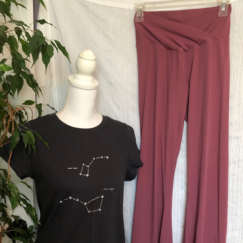 UNIVERSAL THREAD Sz M star themed short sleeve top & SUNZEL Sz M pink leggings